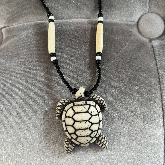 Beaded Turtle Hawaiian necklace - Picture 3 of 4